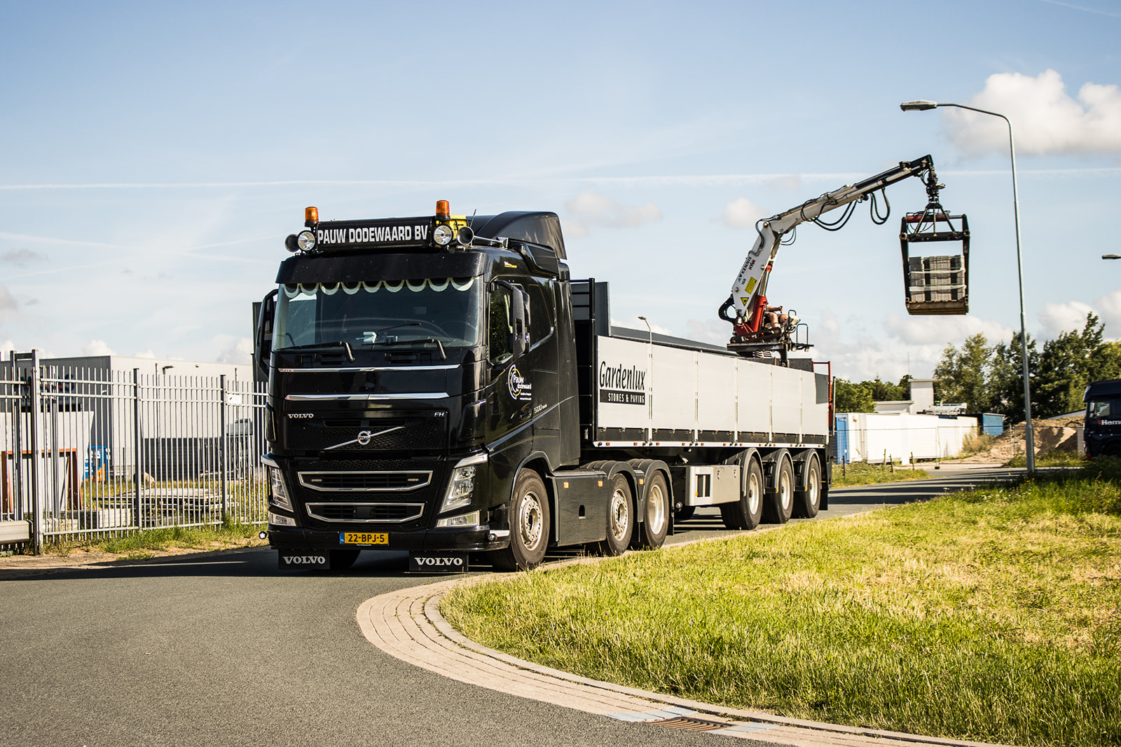 Kinoda pornografik suratlar bor.